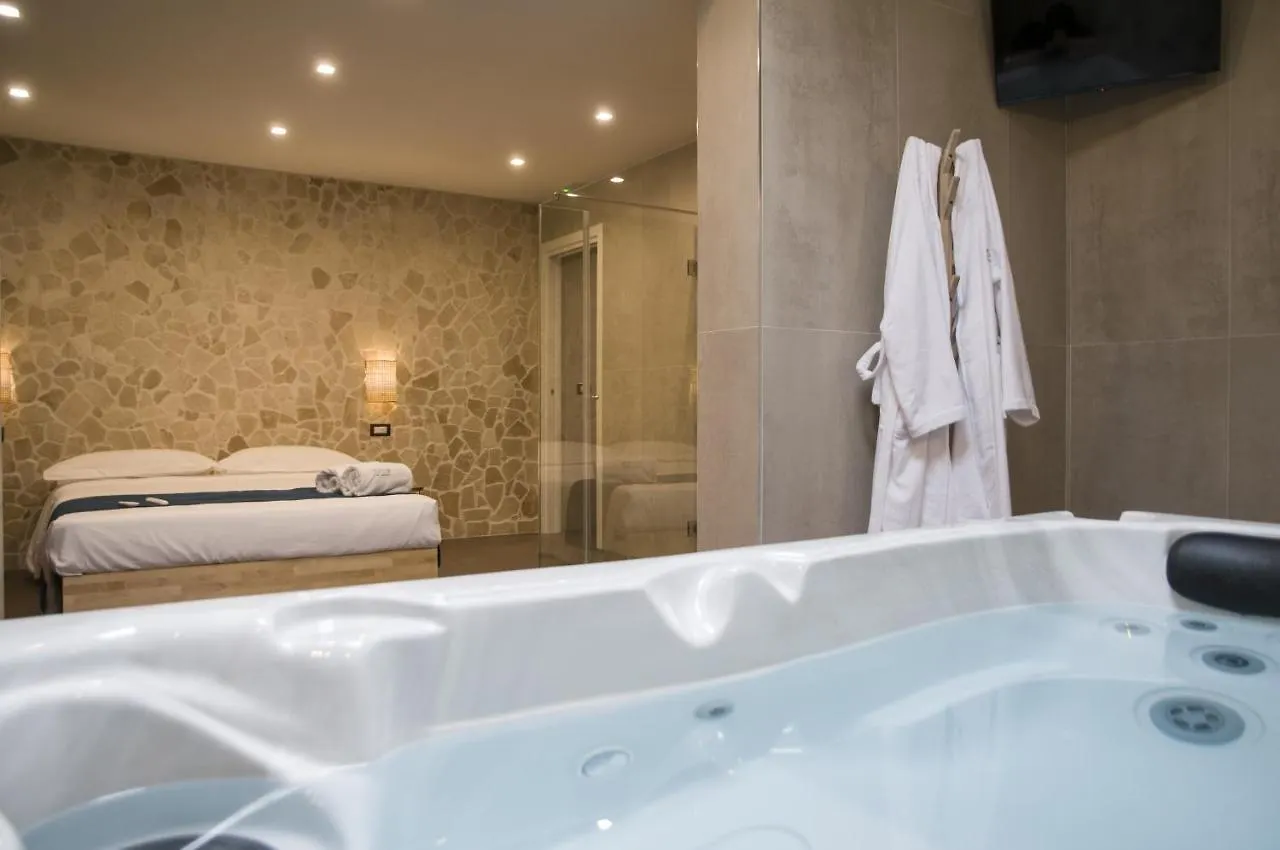 Suite 18 Luxury Apartments Bari 0*,