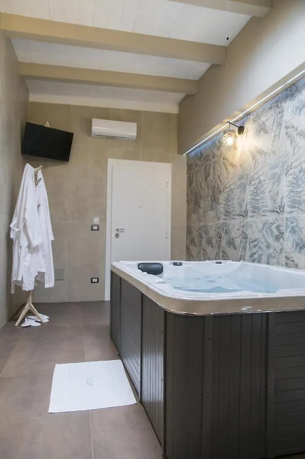 Suite 18 Luxury Apartments Bari 0*,